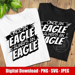 Könnte beinhalten: Zwei T-Shirts, eines weiß und eines schwarz, mit dem Text "ONCE AN EAGLE ALWAYS AN EAGLE" in fetter, schwarz-weißer Schrift. Der Satz ist mit einem gezackten, abgewinkelten Design stilisiert. Der untere Teil des Bildes enthält den Text "Digital Download - PNG - SVG - JPEG".