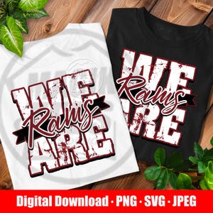 Pode incluir: Uma t-shirt branca e uma t-shirt preta, cada uma com um design gráfico desgastado com o texto WE ARE em letras grandes de bloco e a palavra Rams numa fonte cursiva bordô, acentuada por um gráfico de fita preta no centro.
