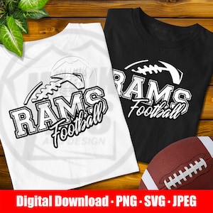 Puede incluir: Una camiseta blanca y una camiseta negra, cada una con un diseño gráfico con el texto RAMS Football y una ilustración estilizada de un balón de fútbol americano. Un balón de cuero marrón con cordones blancos se sitúa abajo a la derecha.