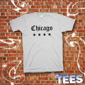 Camiseta con gráfico de Chicago, Chicompton, Chiraq, camiseta, fuente Old English, camiseta de Chicago Stars, obra de arte original. Color personalizado disponible.