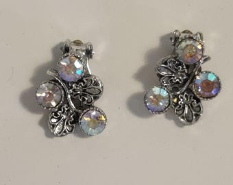 Pendientes de clip de plata con diamantes de imitación Aurora Boreal y Flor de Lis, de estilo francés de mediados de siglo, RAROS. Impresionantes pendientes de clip con diamantes de imitación que cambian de color.