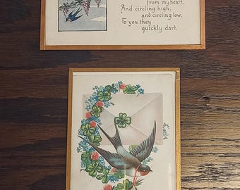 Postal rara de 1908: Golondrina con trébol de cuatro hojas y postal de 1918: Golondrina con pensamientos amistosos en marcos de cobre - Sello raro de Washington de 2 centavos en color rosa