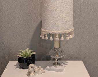 Lámpara de mesa antigua de cristal y mármol para tocador con pantalla con flecos de encaje - Rara lámpara de mesa de cristal y mármol de principios del siglo XX con pantalla - Estilo bohemio a rústico