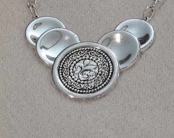 Collar babero estilo gargantilla con medallón de metal plateado vintage y medallón floral en relieve - Gargantilla estilo bohemio de plata y negro