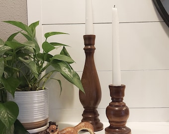 Juego de candelabros de madera torneados a mano de mediados de siglo para velas cónicas de 28 cm y 12,7 cm. Decoración de estantes de madera natural, desde boho hasta rústico.