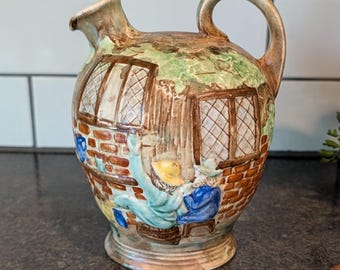 Jarra de cerámica pintada a mano de principios del siglo XX, H.J. Wood LTD, Burslem, Inglaterra, con relieve de escena de taberna o pub, firmada, pieza de colección de cerámica británica.