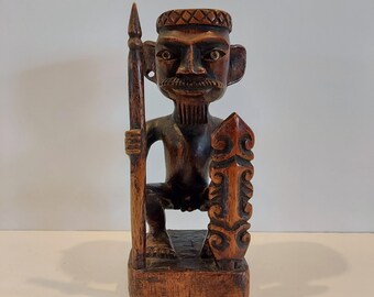 Figura de un antepasado Nias tallada a mano, rara, de época, estatua de un hombre en cuclillas con lanza y escudo - Escultura tribal antigua de un antepasado Adu de Nias, figura guardiana