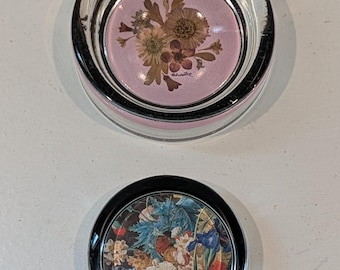 Raro pisapapeles de vidrio prensado con forma de flor de mediados de siglo, plato para joyas, firmado y en estuche, pisapapeles de vidrio artístico botánico litográfico - Juego de pisapapeles botánicos florales