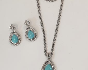Conjunto de collar y pendientes de clip de turquesa sintética vintage de los años 70: colgante de cabujón en forma de lágrima azul de Avon, tono plateado con detalle de cuerda. Joyería llamativa.