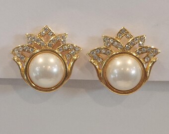 Pendientes de clip Tierra vintage, raros, con perlas sintéticas en tono dorado y cabujón de diamante. Como nuevos. Preciosos pendientes de clip estilo corona, ideales como accesorio de boda.