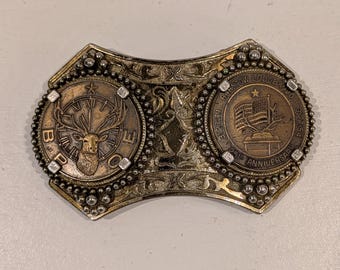 Hebilla de cinturón de latón con doble medallón y baño de plata B.P.O.E., rara, conmemorativa del 25.º aniversario de la Logia Elk Barstow de 1920, con alce y bandera de EE. UU.