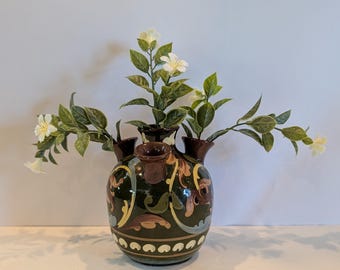 Raro jarrón antiguo de cerámica Torquay Pottery England Aller Vale 'Udder', un jarrón de terracota esmaltada, pintado a mano y firmado, con múltiples cuellos, procedente de Devon, Inglaterra.
