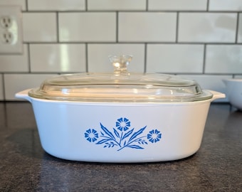 Cazuela cuadrada Corningware de los años 80, color azul aciano, de 2 litros (2 cuartos), modelo A2B, con tapa original A8. Preciosa fuente para servir. Cocina retro.