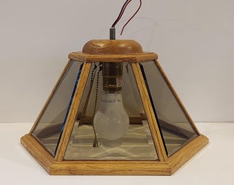 Lámpara colgante de techo de roble con vidrio biselado octogonal de los años 70, rara, con capacidad para 1 bombilla, estilo retro bohemio a estilo rústico vintage.