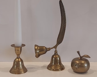 Juego antiguo y raro de campanas de latón macizo: portavelas de campana de latón grabado, campana doble de latón con forma de manzana y pluma, decoración de campanas de latón de mediados de siglo.