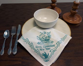 Servilleta de tela del Hotel Commodore de Nueva York, RARA, de los años 30 a 40, con diseño de velero en color aguamarina y blanco - Servilleta de cena grande del histórico Hotel Commodore de Nueva York.