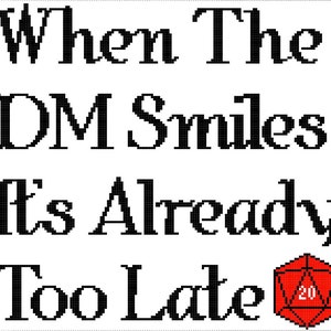 Può includere: Uno sfondo bianco con testo nero che recita "When The DM Smiles It's Already Too Late". Un dado rosso a 20 facce si trova nell'angolo in basso a destra.