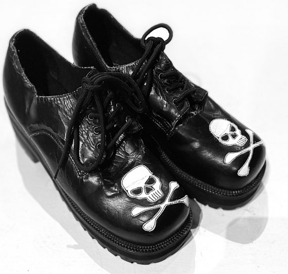 90’s Vintage Amazing Hot Topic Skulls & Bones Plat