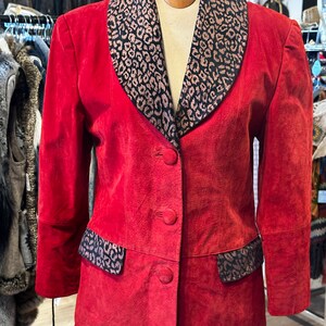 Vintage rood suède jack: luipaardprint, dames maat small/medium