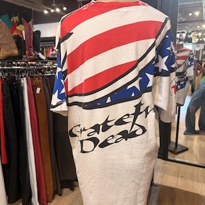 Op de afbeelding: Handgemaakt houten bord met de tekst "Welcome to our porch" in witte letters. Het rechthoekige bord heeft een verweerde afwerking en een decoratief bloemmotief. Ontworpen voor buitengebruik.