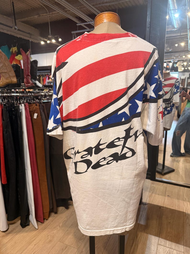 Op de afbeelding: Handgemaakt houten bord met de tekst "Welcome to our porch" in witte letters. Het rechthoekige bord heeft een verweerde afwerking en een decoratief bloemmotief. Ontworpen voor buitengebruik.