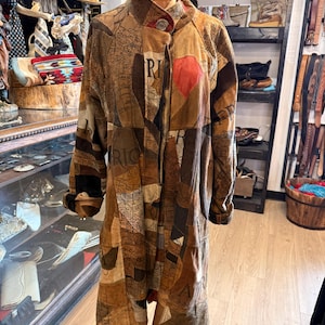 Cappotto vintage da donna in pelle scamosciata con inserti in stile africano