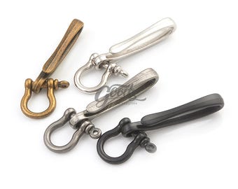 Pode incluir: Quatro peças de hardware de chaveiro de metal em bronze, prata, metal de canhão e preto. Cada uma tem um anel em D e um fecho giratório. O hardware foi projetado para fixar em chaveiros, bolsas ou outros acessórios.