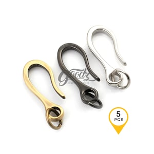 Op de afbeelding: Drie metalen haaksluitingen in messing, gunmetal en zilveren afwerkingen, elk met een gebogen haakontwerp en een kleine bevestigde ring aan de basis. Een geel grafisch icoon in de hoek toont de tekst 5 PCS, wat een set van vijf aangeeft.