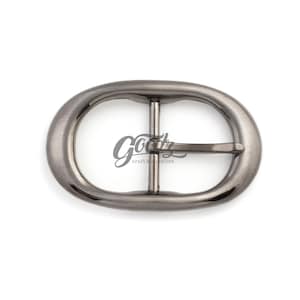 Könnte beinhalten: Ovale, anthrazitfarbene Gürtelschnalle mit Mittelsteg und Dorn. Die Schnalle hat eine gebürstete Metalloberfläche. Der Text "Goody craft & supplies" ist in der Mitte sichtbar.