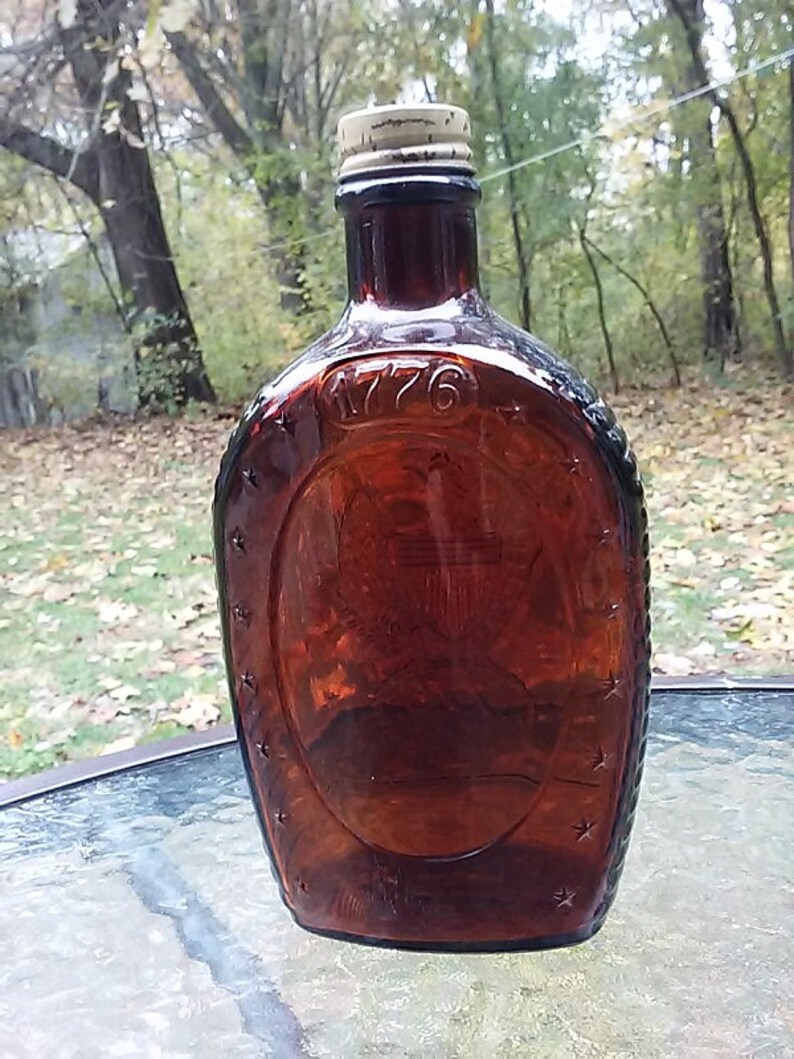 Vtg Brown Glass 1776 Eagle & Shield Log Cabin Syrup Bottle W/ Faux Cork