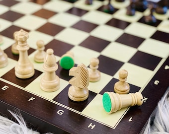 Grand jeu d'échecs en bois, élégant échiquier en contreplaqué avec pièces sculptées, jeu d'échecs en bois de hêtre de couleur marron foncé et crème