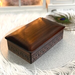 Boîte à bijoux en bois, cercueil brûlé brun pour bibelots, cercueil à bijoux élégant plat, boîte à bibelots lisse rustique image 6