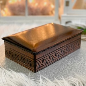 Boîte à bijoux en bois, cercueil brûlé brun pour bibelots, cercueil à bijoux élégant plat, boîte à bibelots lisse rustique image 7