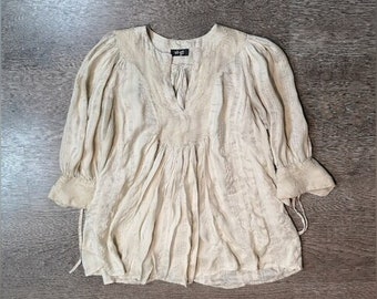 Handgemachte Y2K Bauernseidenbluse - Weißgold plissiert, 3/4 Ärmel - Fashion Statement Top - Geburtstagsgeschenkidee, Vintage Geschenk für Sie