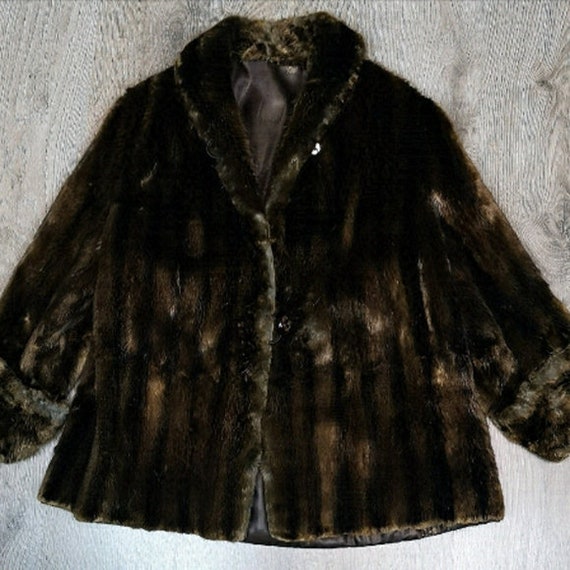 Introducing our Exquisite 70s Vintage Natural Fox Fur Jacket - Luxurious Boxy-Cut Elegance for Statement-Making Style - Perfect Gift for Her
