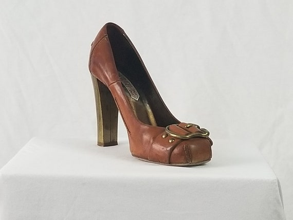 00s vintage Guillaume Hinfrey designer leather strap luxe round-toe classic pump size 39 BROWN brass heel with buckle detail Italy