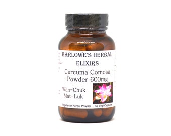 Puede incluir: Una botella de vidrio marrón con una etiqueta blanca que dice "Barlowe's Herbal Elixirs Curcuma Comosa Powder 600mg Wan-Chuk Mat-Luk Vegetarian Herbal Powder 60 Vegi-Capsules". La botella contiene cápsulas y tiene una flor rosa en la etiqueta.