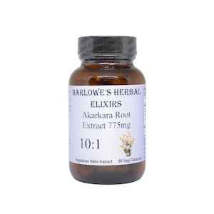 Puede incluir: Una botella de vidrio marrón con una etiqueta blanca que dice "Barlowe's Herbal Elixirs Akarkara Root Extract 775mg 10:1 Vegetarian Ratio Extract 60 Vegi-Capsules".