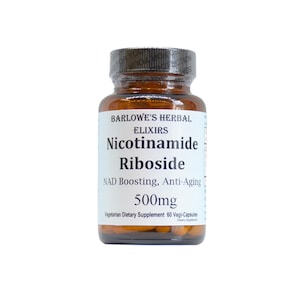 Puede incluir: Una botella de vidrio marrón con una etiqueta blanca que dice "BARLOWE'S HERBAL ELIXIRS Nicotinamide Riboside NAD Boosting, Anti-Aging 500mg Suplemento dietético vegetariano 60 Cápsulas vegetales".