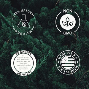 Puede incluir: Etiquetas circulares blancas con texto y gr&aacute;ficos sobre un fondo verde. Las etiquetas dicen "100% Ingredientes Naturales", "No GMO", "Sin aglutinantes Sin rellenos", y "Hecho en EE. UU."