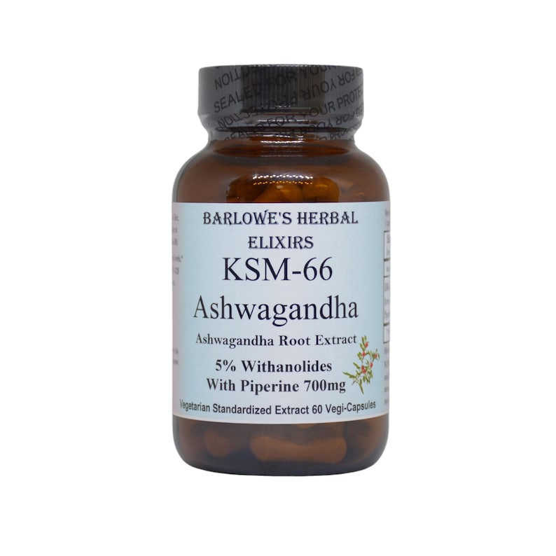 Pu&ograve; includere: Una bottiglia marrone di Barlow's Herbal Elixirs KSM-66 Ashwagandha, un integratore alimentare con il 5% di withanolidi e 700 mg di piperina. La bottiglia contiene 60 capsule vegetariane.
