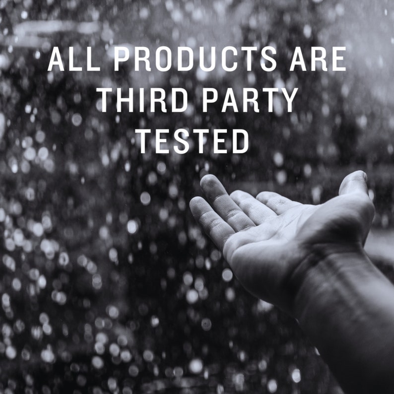 Puede incluir: Una imagen en blanco y negro de una mano que se extiende hacia arriba hacia un fondo borroso de gotas de lluvia. El texto "ALL PRODUCTS ARE THIRD PARTY TESTED" se superpone a la imagen.