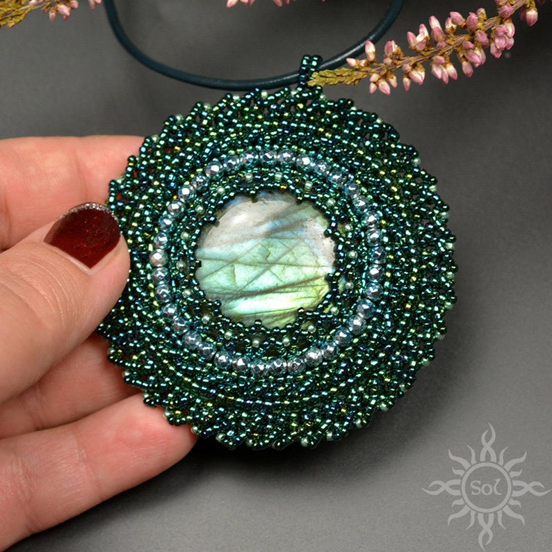 VANANTARA pendentif mandala en filigrane brodé elfique vert avec labradorite ronde perlage unique fée des bois OOAK image 4