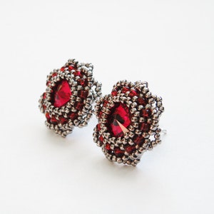 Flores de rubi - brincos de contas vermelhas prateadas com cristais Swarovski em brincos de prata esterlina; único feito à mão, original
