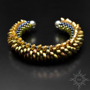 ORINYS - grüner Tee Gold Drachenschuppen Armband mit Toho und Miyuki Samen; einzigartiges Geschenk, Original, handgemachter Schmuck, Fantasie