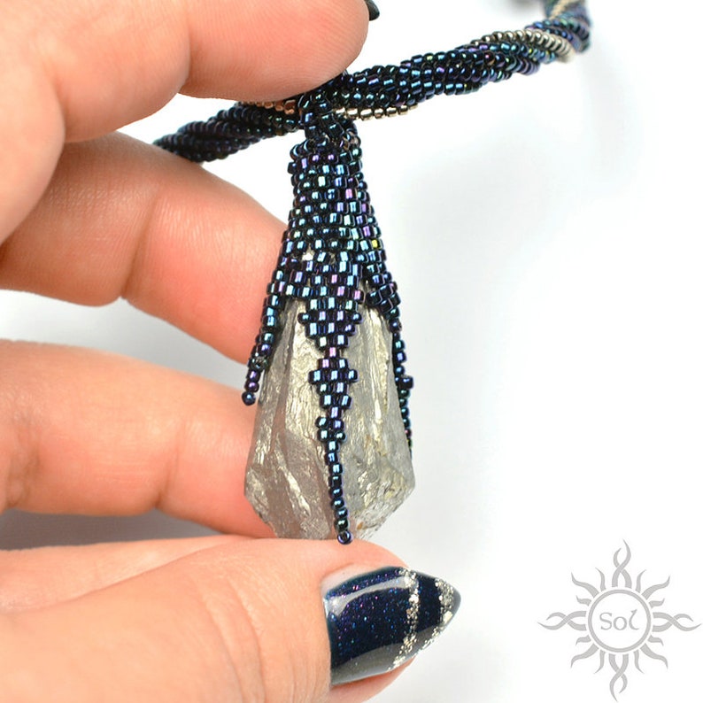 VINVELI II donkerblauwe oud zilveren kralenketting met aurakwarts en hematiet uniek OOAK romantische sieraden handgemaakt handgemaakt afbeelding 6