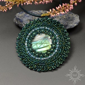 VANANTARA pendentif mandala en filigrane brodé elfique vert avec labradorite ronde perlage unique fée des bois OOAK image 1