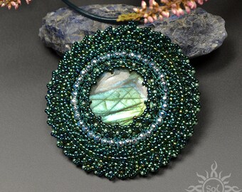 Vanantara, medalion z labradorytem, haft koralikowy, beading, OOAK