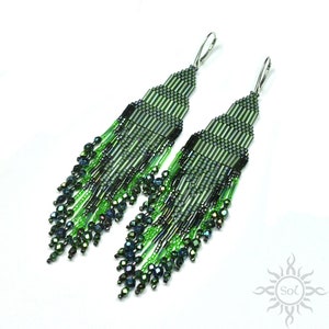 ABARARA – grüne, perlengewebte Fransenohrringe mit Toho- und Miyuki-Perlen an Ohrhaken aus Sterlingsilber; Sommer, Boho, Wald, Elfen