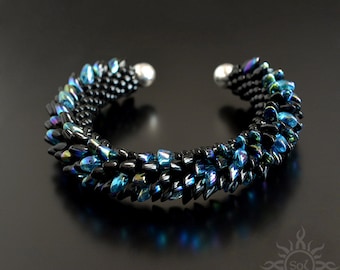 DERVEN - zwarte blauwe draak schubben manchet armband met toho en miyuki zaden; uniek cadeau, originele, handgemaakte sieraden, fantasie